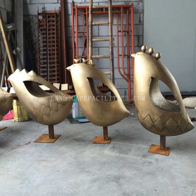 What are the challenges of creating figurative stainless steel sculptures?(pic1)